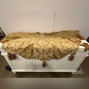 Tree Skirt - Elegant Gold & White Damask